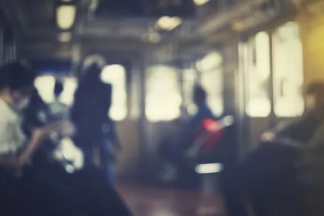電車でも服を着ているのは変ですか？