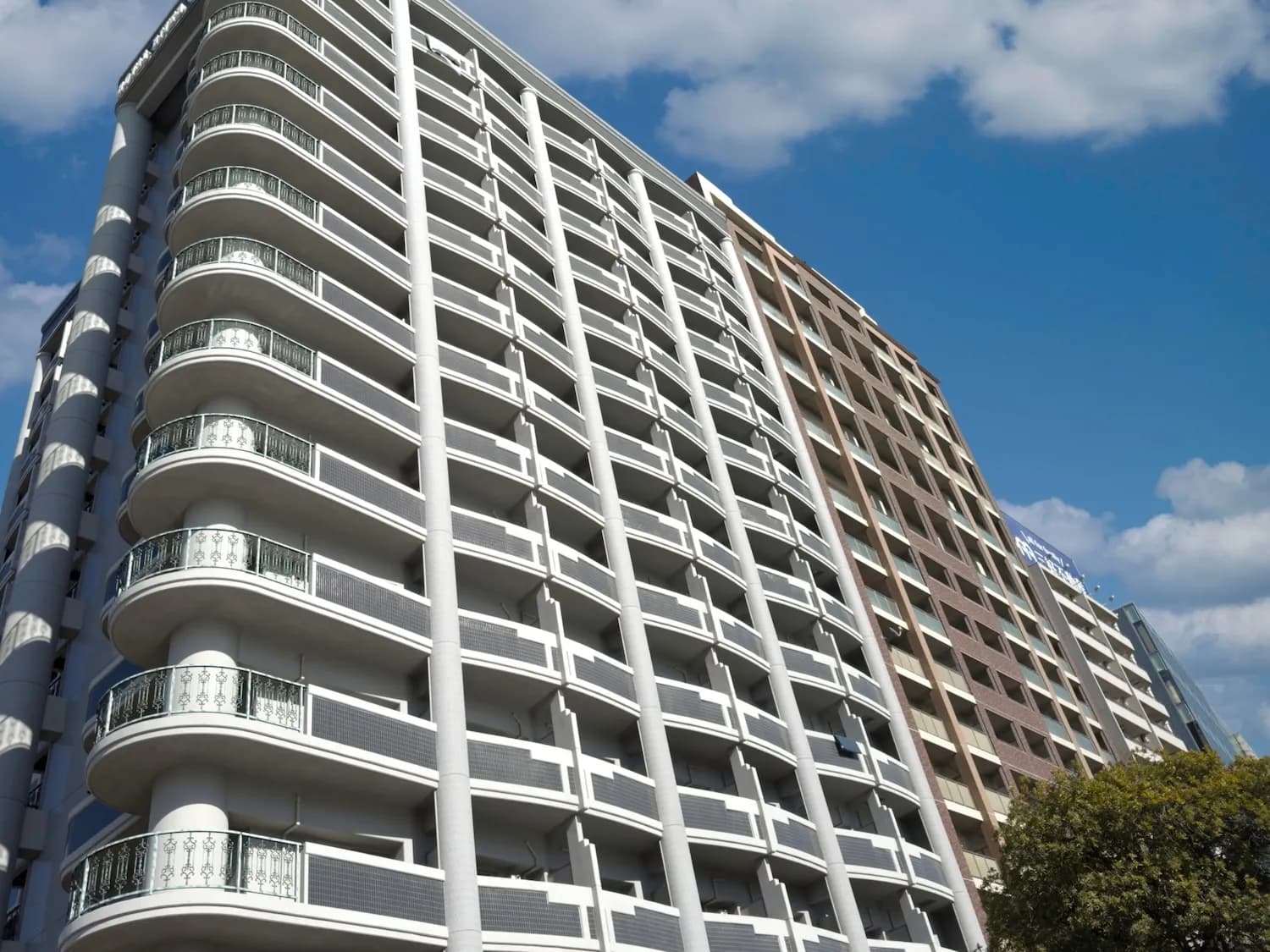 自宅での家族葬はマンションでも可能？式場を使う場合の費用感も知りたいです