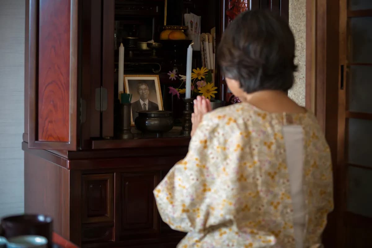 葬儀を周りに知らせるか？